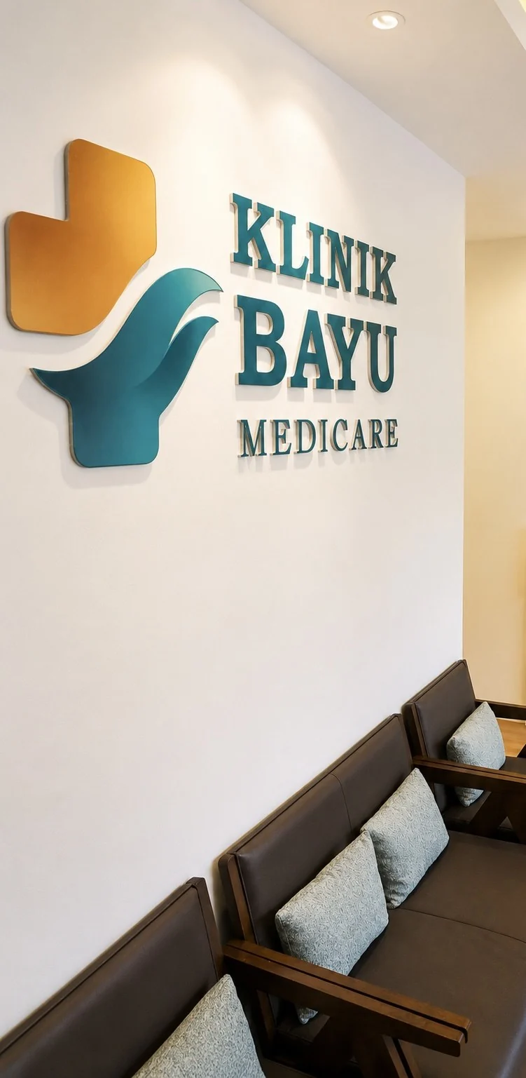 Ruang penerimaan dan logo Klinik Bayu Medicare