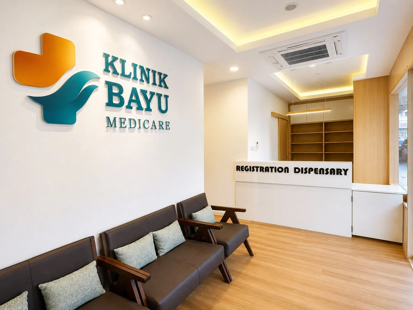Ruang menunggu Klinik Bayu Medicare dengan logo klinik